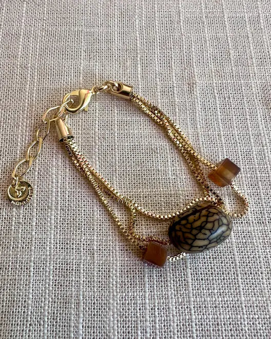 Pulseira Ivani Ágata caramelo, sementes e metais banhados em ouro 2