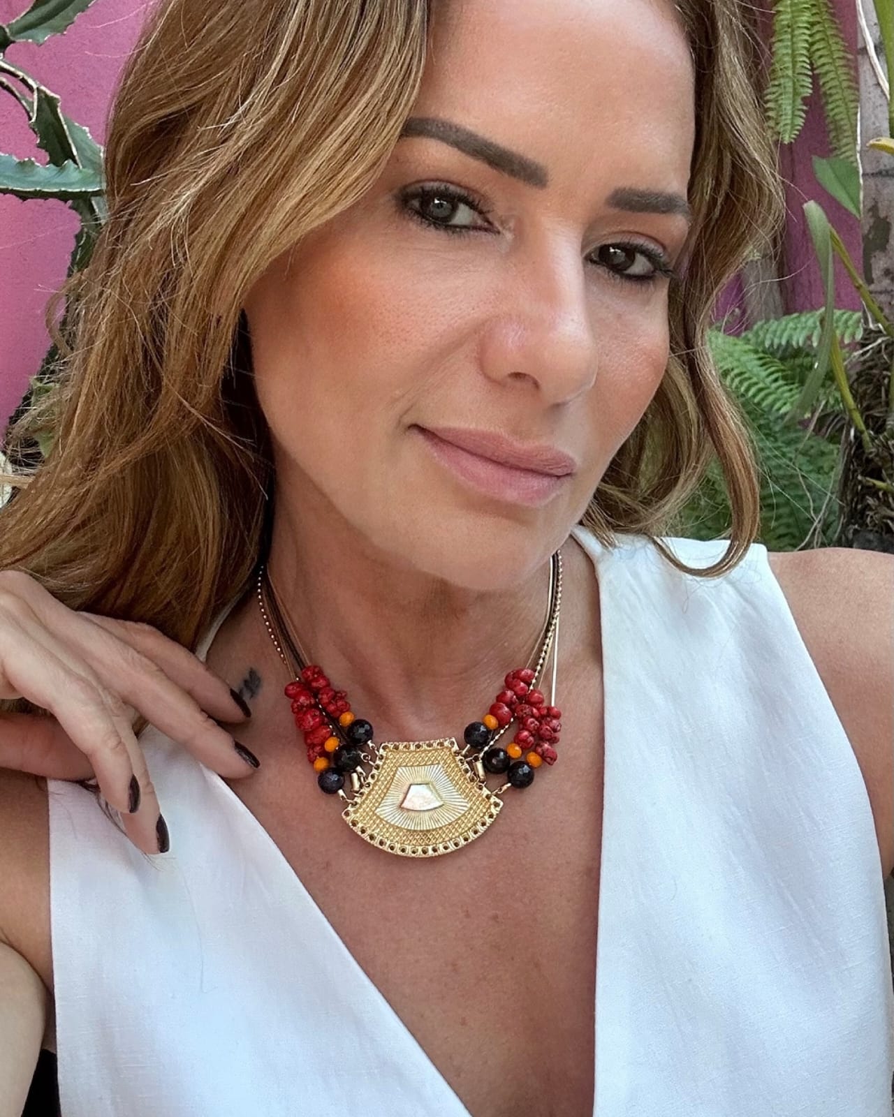 Colar acervo Paula coral vermelho, pedra Estrela  e metais banhados em ouro e ouro velho 1