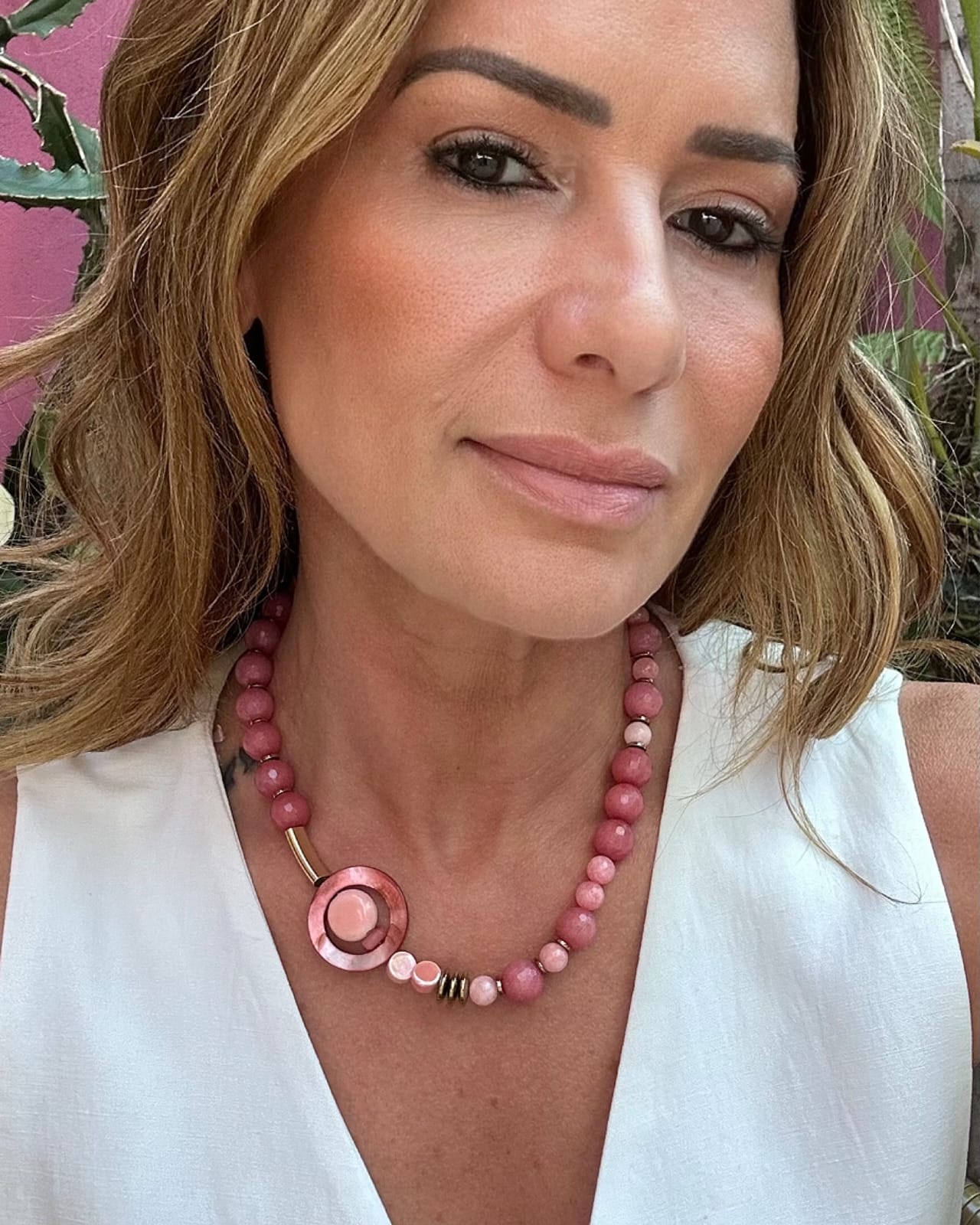 Colar acervo Paula Jade Pink, madrepérolas, cerâmicas e metais banhados em ouro 1