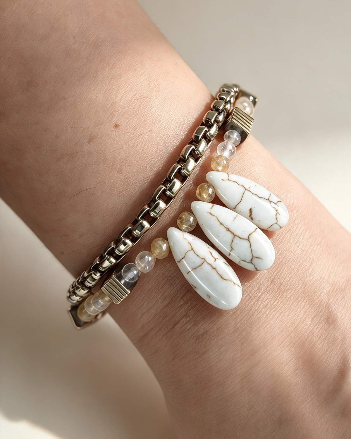 Pulseira Alba gotas de Howlita Branco, Rutilo Dourado, hematitias  e metais banhados em ouro e ouro velho 1