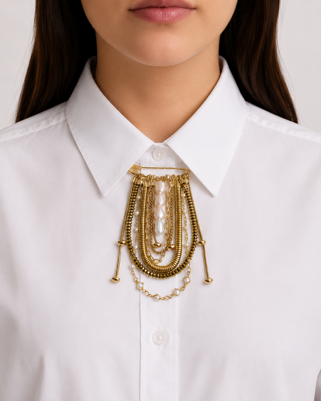 Broche luxo pérolas barrocas, mix de correntes, hematitas douradas e metais banhados em ouro 1