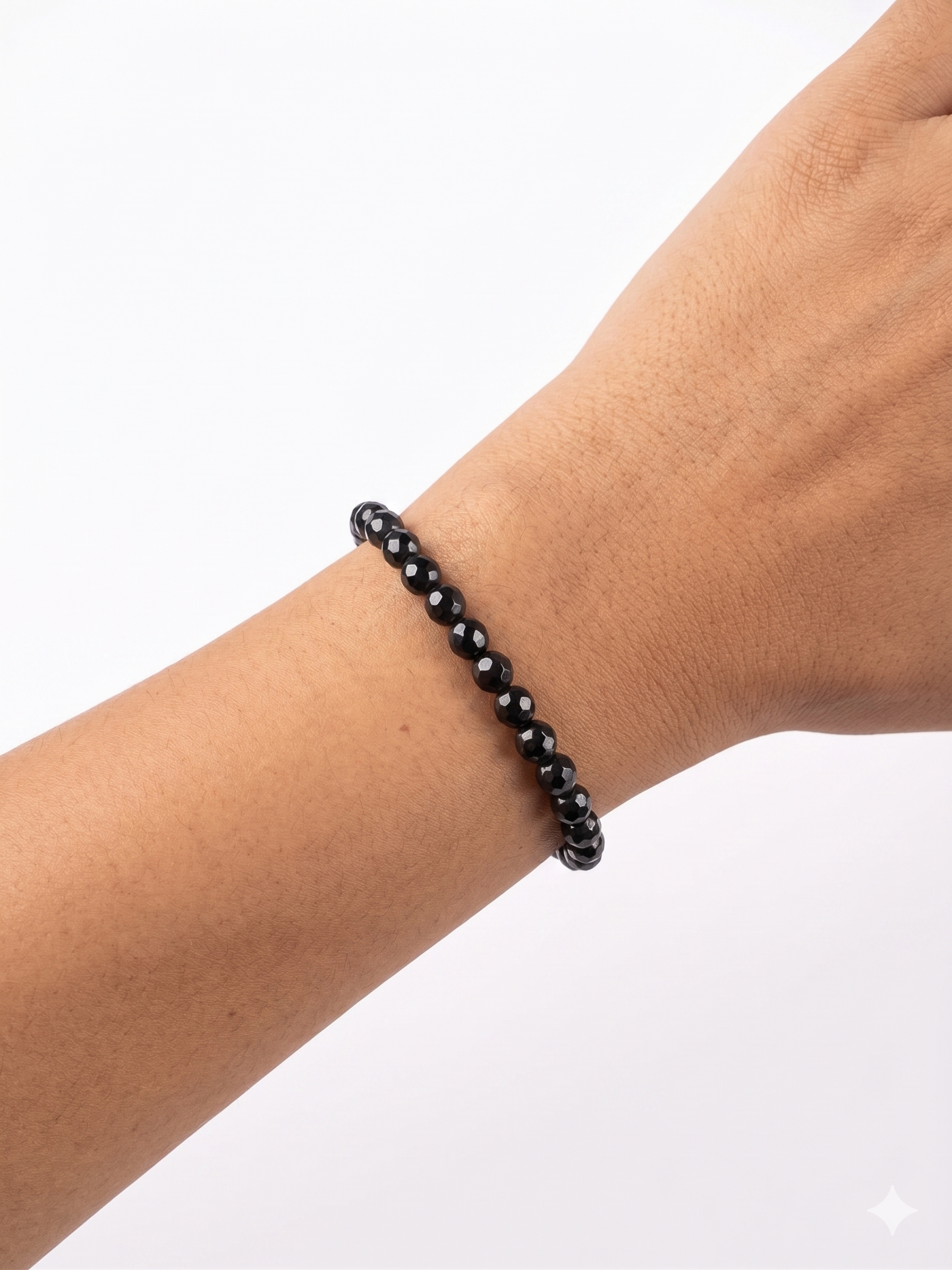 Pulseira Dandara pedras Ônix 6mm  e metais banhados em ouro 1