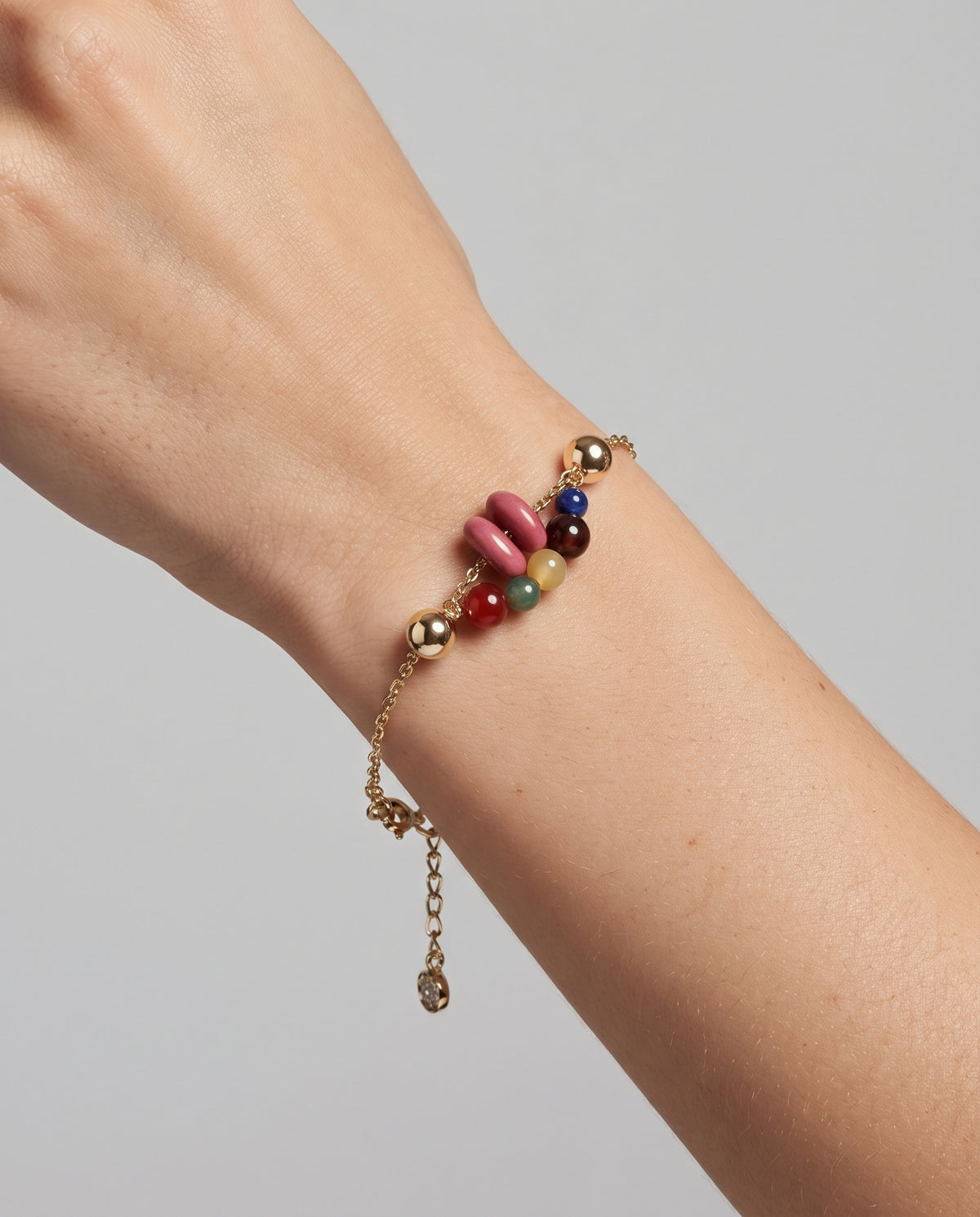 Pulseira Taila madeira vermelha, mix de esferas coloridas e metais banhados em ouro 1