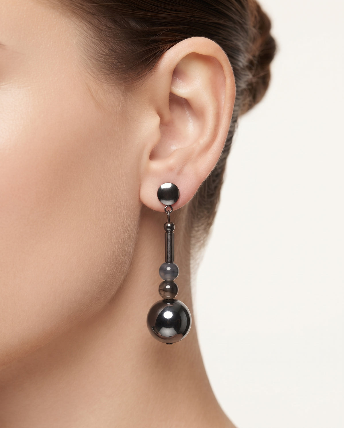 Brinco médio Fabiana esferas pedra Ágata e metais banhados em grafite 1