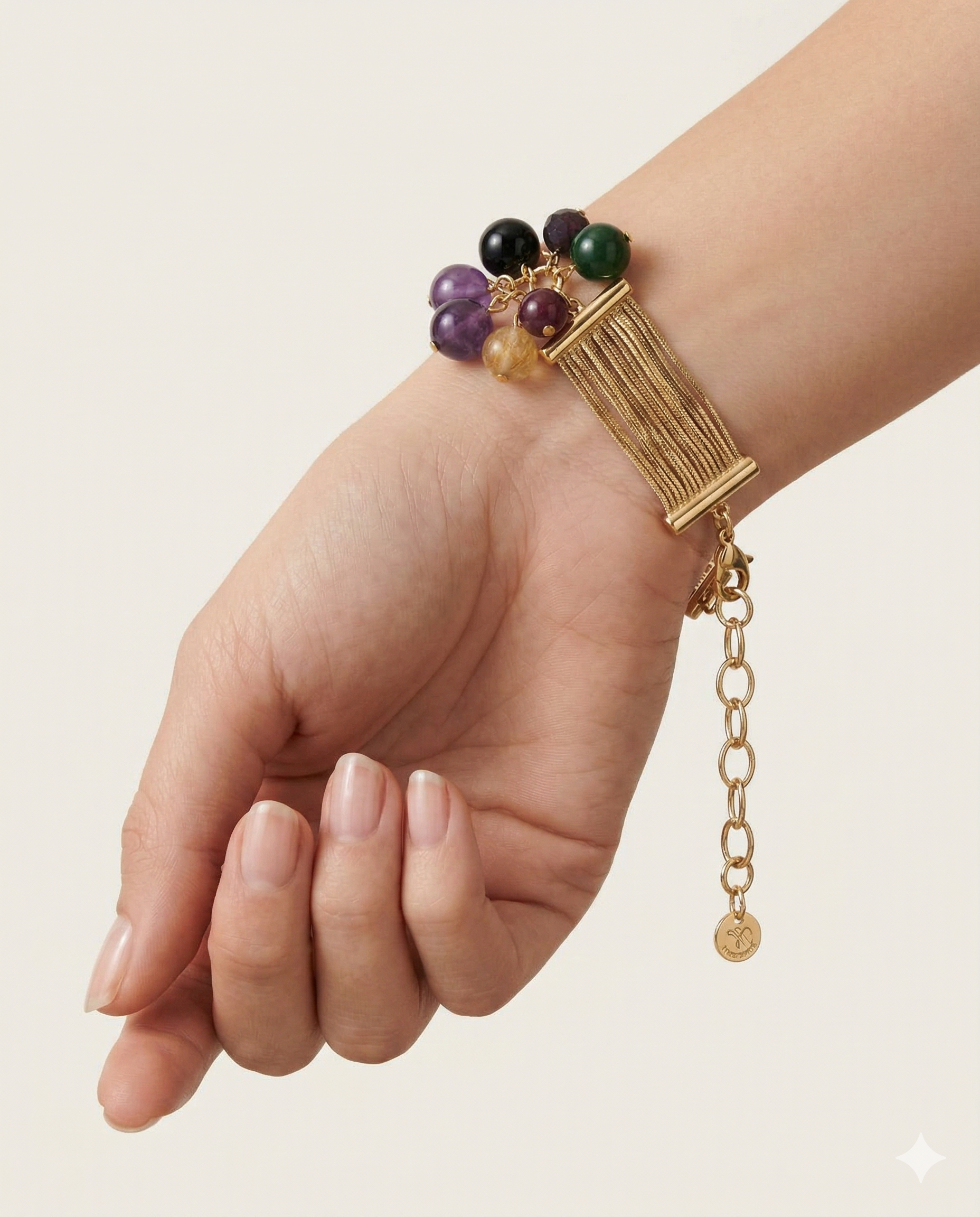 Pulseira Myra cachos de esferas granada, cristais e metais banhados em ouro