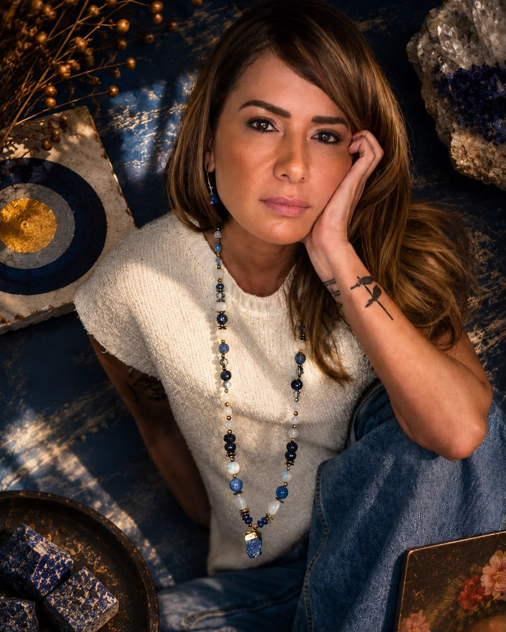 Colar Alquimia Frida pedra Sodalita, Opala, Jade Safira, Hematitas, cristais e metais banhados em ouro 3