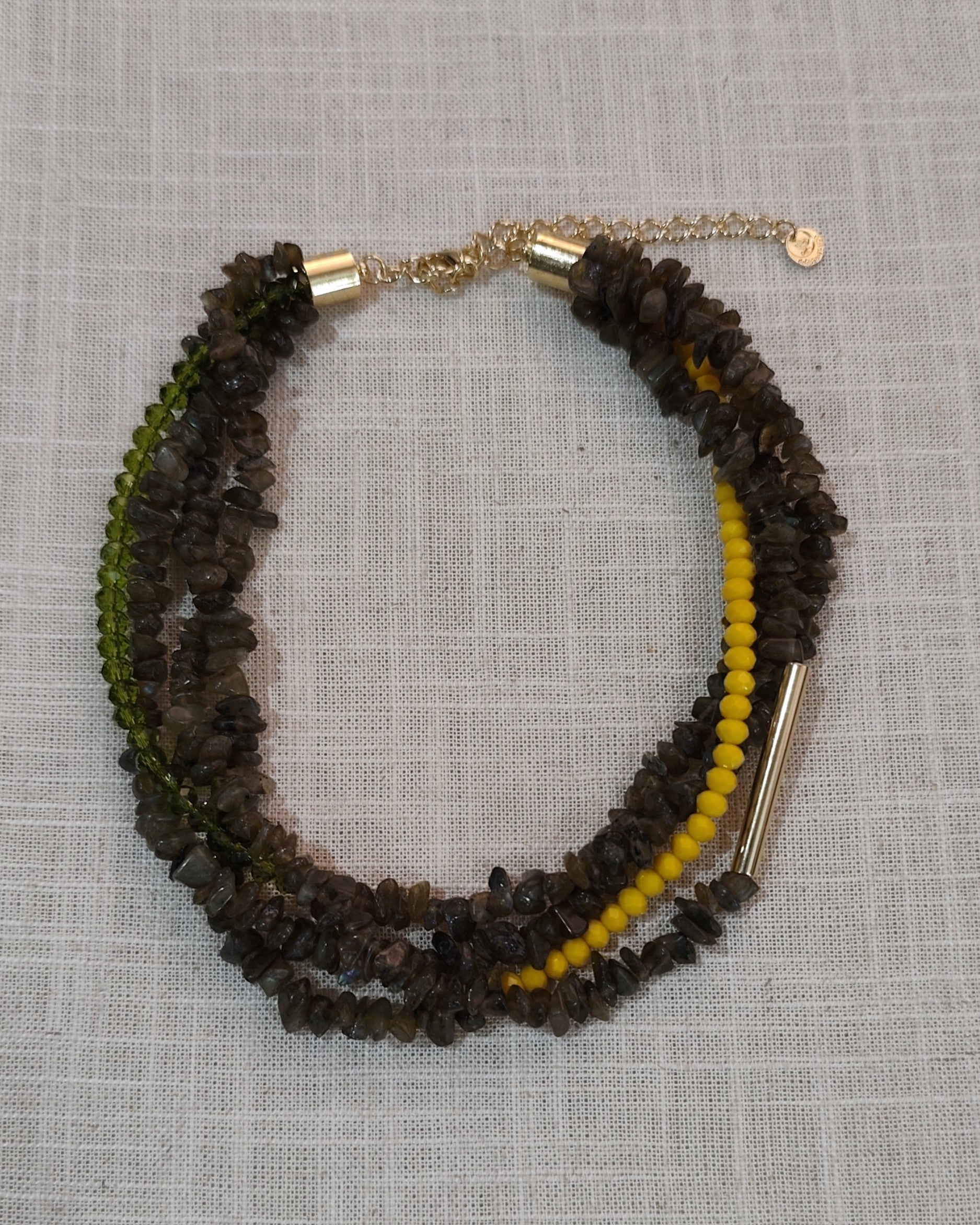 Colar Rumi cascalho Verde Olivia, cristais verde e amarelo e metais banhados em ouro 2