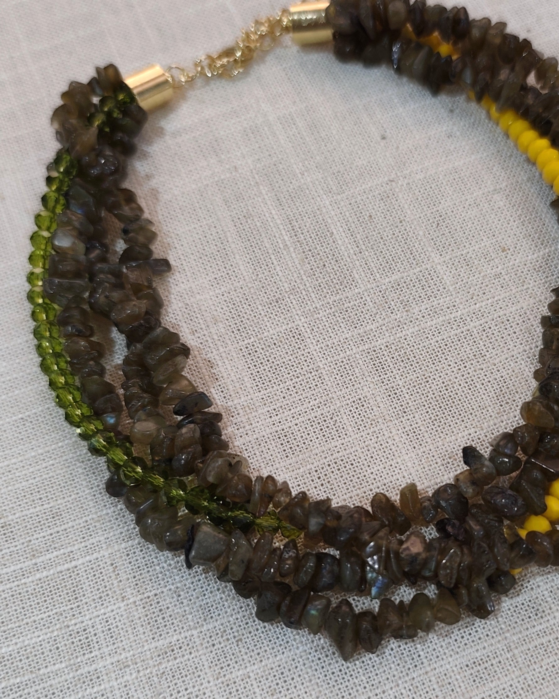 Colar Rumi cascalho Verde Olivia, cristais verde e amarelo e metais banhados em ouro 3