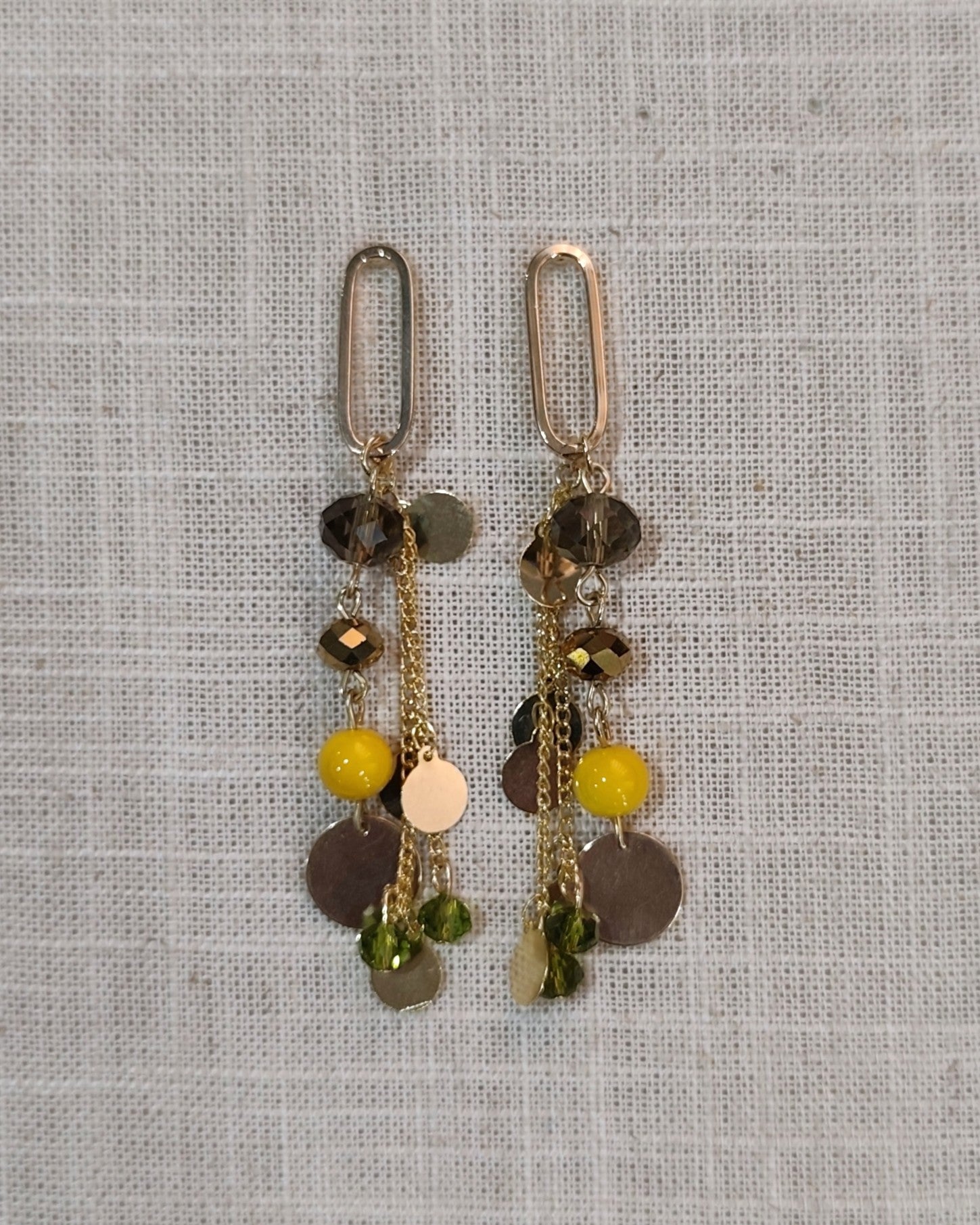 Brinco Rumi cascalho Verde Olivia, cristais verde e amarelo e metais banhados em ouro 2