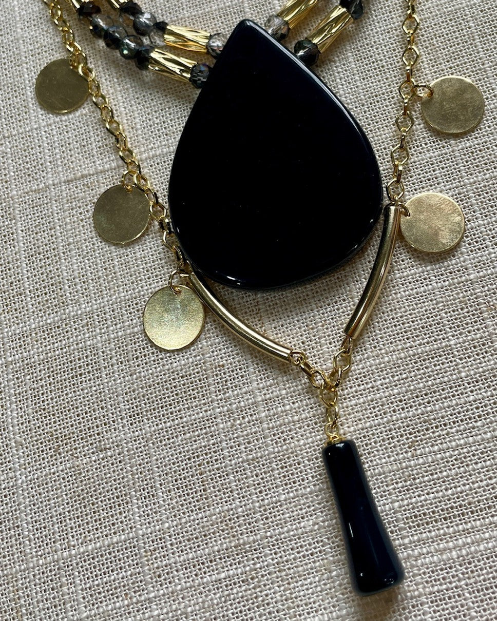 Colar Maggie gota de Ágata preta, cristais e metais banhados em ouro 4