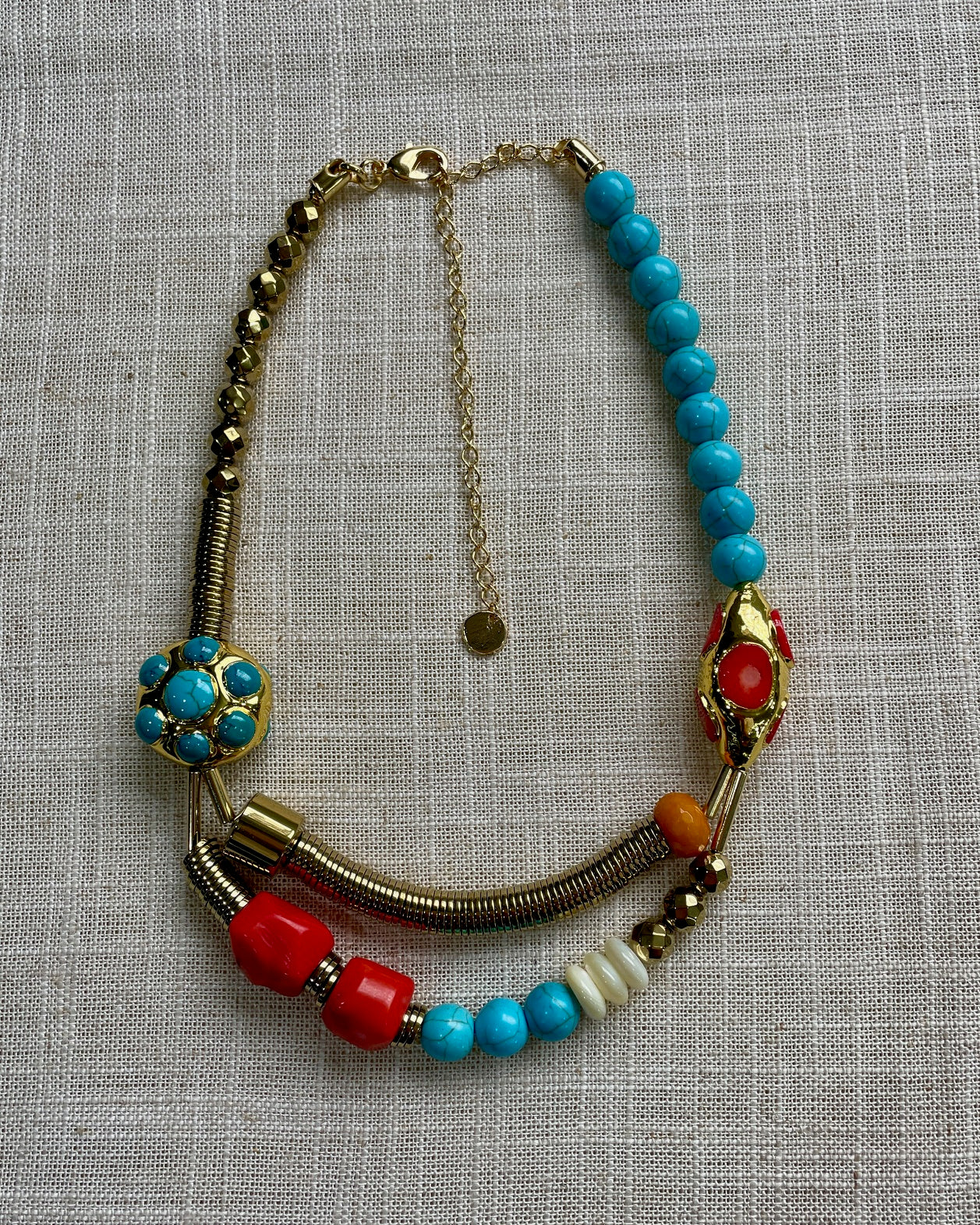 Colar Keva mix de pedras Turquesa, Coral, Howlitas, Hematitas e metais banhados em ouro 4
