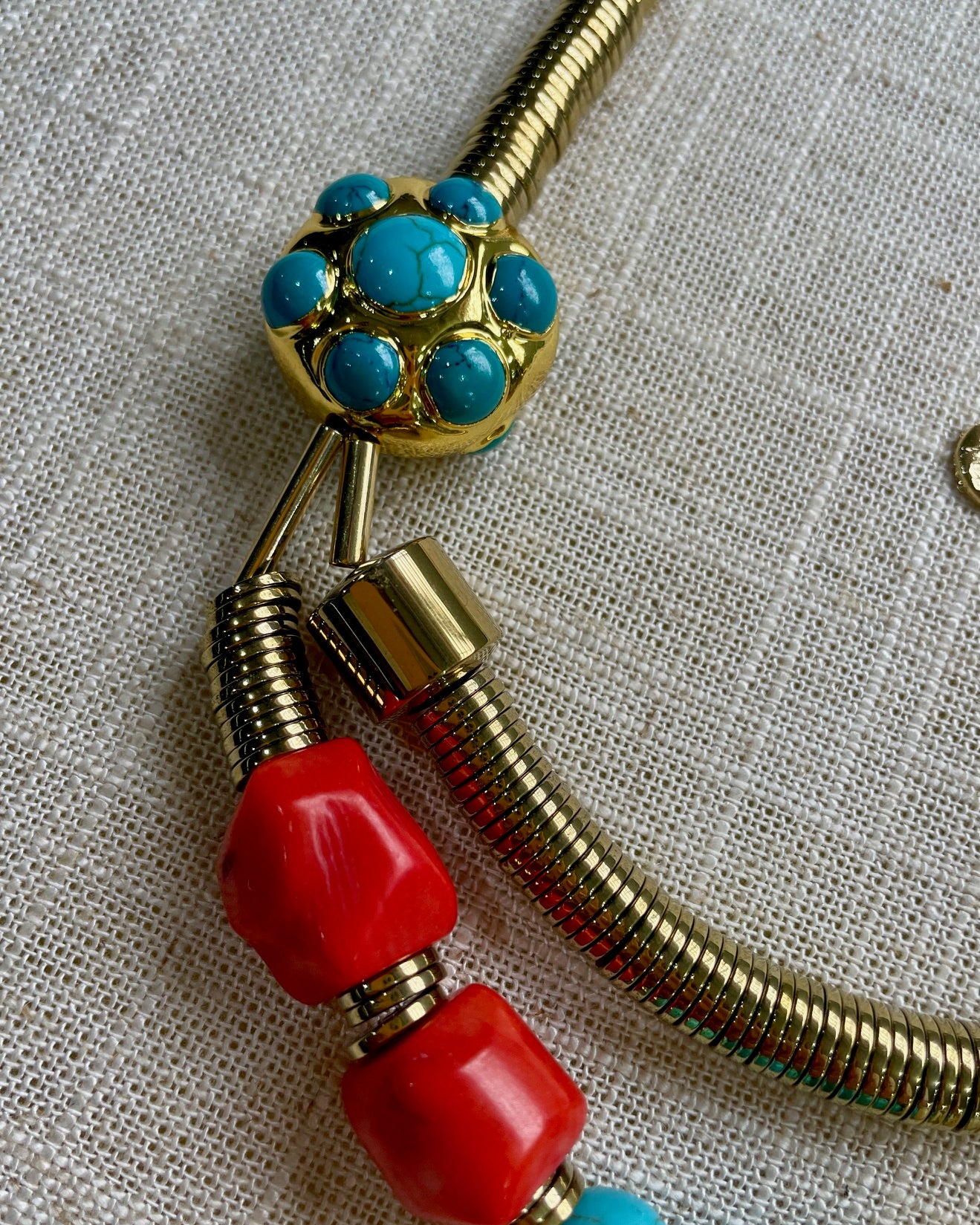 Colar Keva mix de pedras Turquesa, Coral, Howlitas, Hematitas e metais banhados em ouro 3