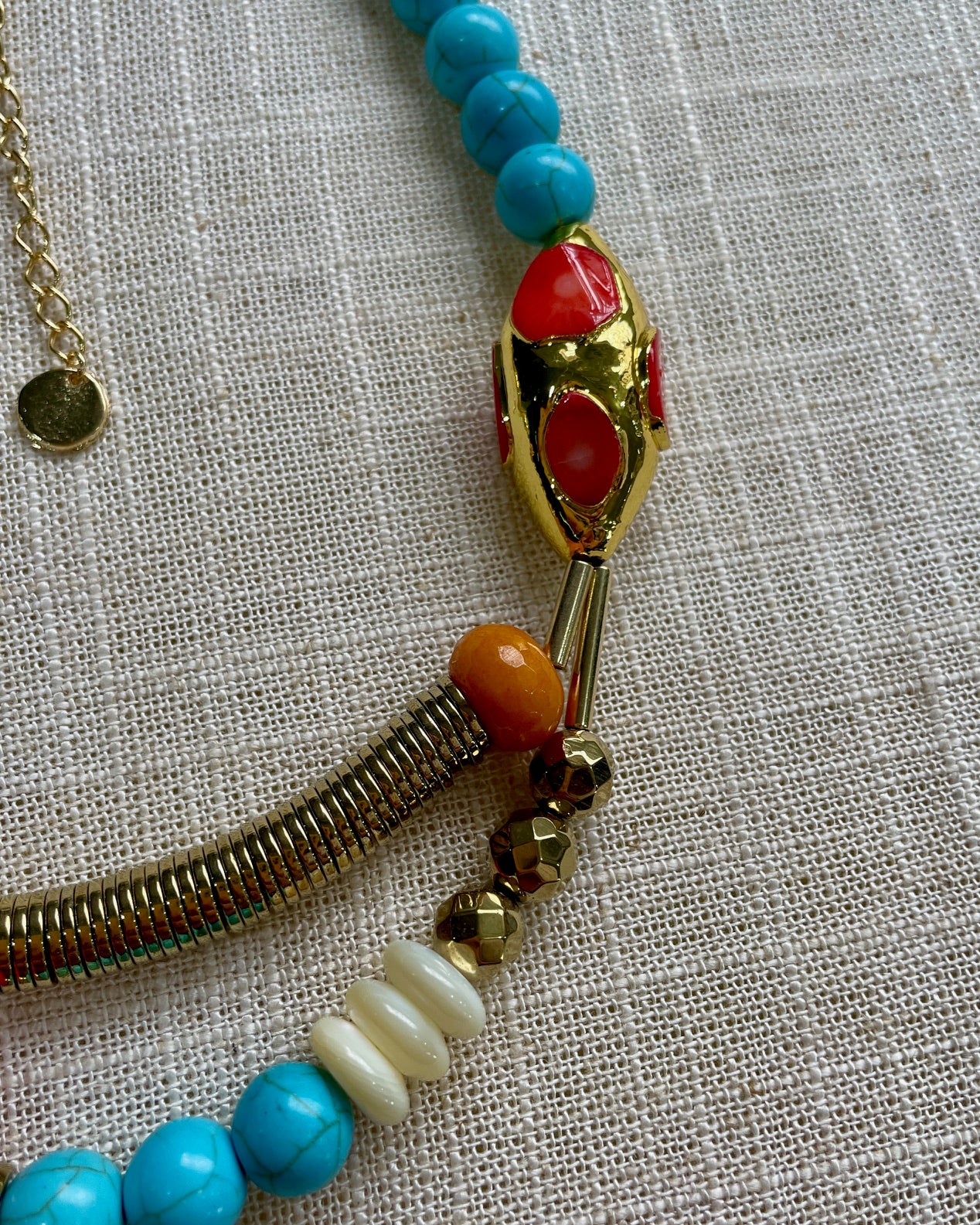 Colar Keva mix de pedras Turquesa, Coral, Howlitas, Hematitas e metais banhados em ouro 2