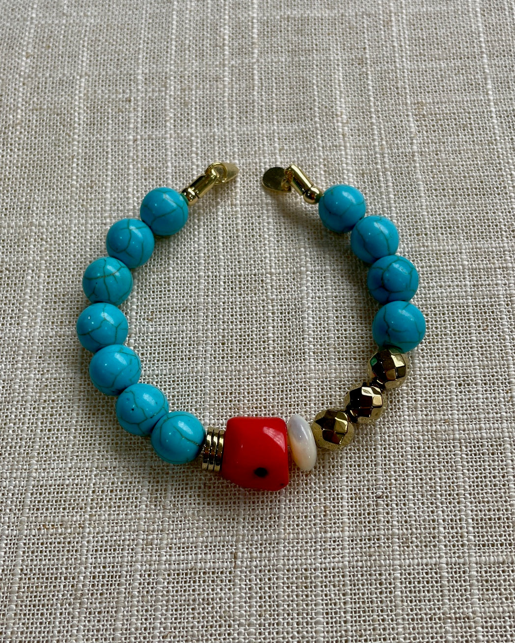 Pulseira Keva aro esferas de Howlita turquesa, Coral, hematitas douradas e metais banhados em ouro 2