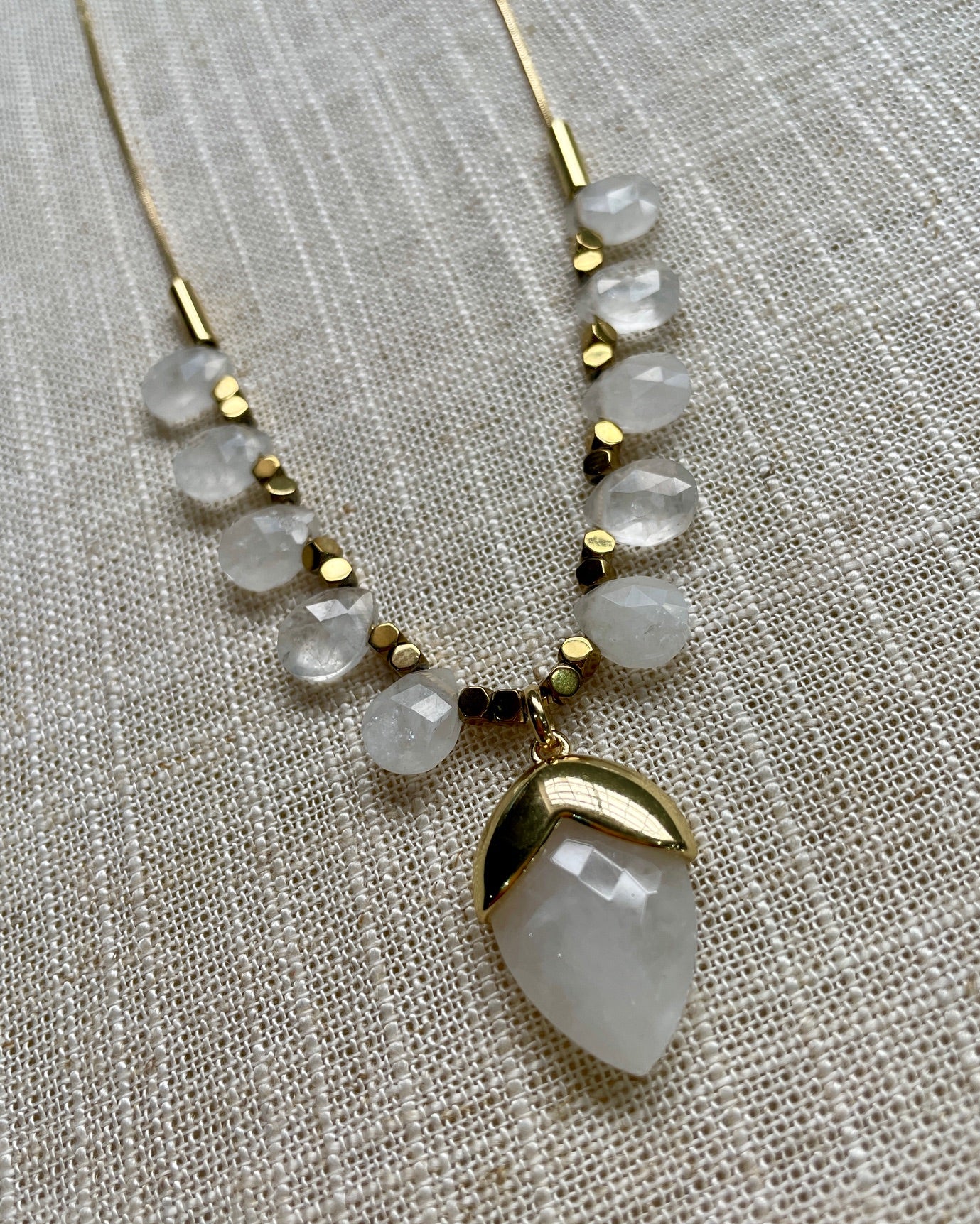 Colar Pam pedras Quartzo Branco e metais banhados em ouro 2