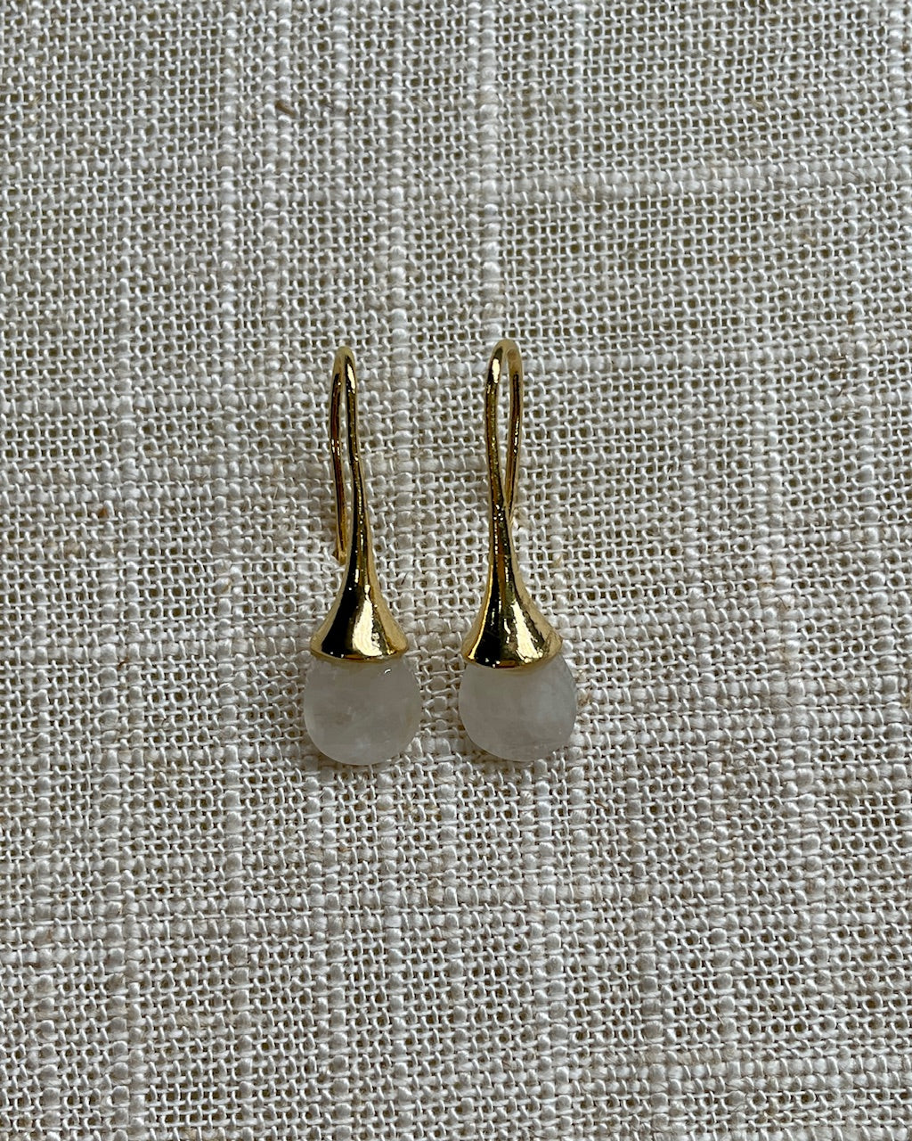 Brinco Pam delicado pedra Quartzo Branco e metais banhados em ouro 3
