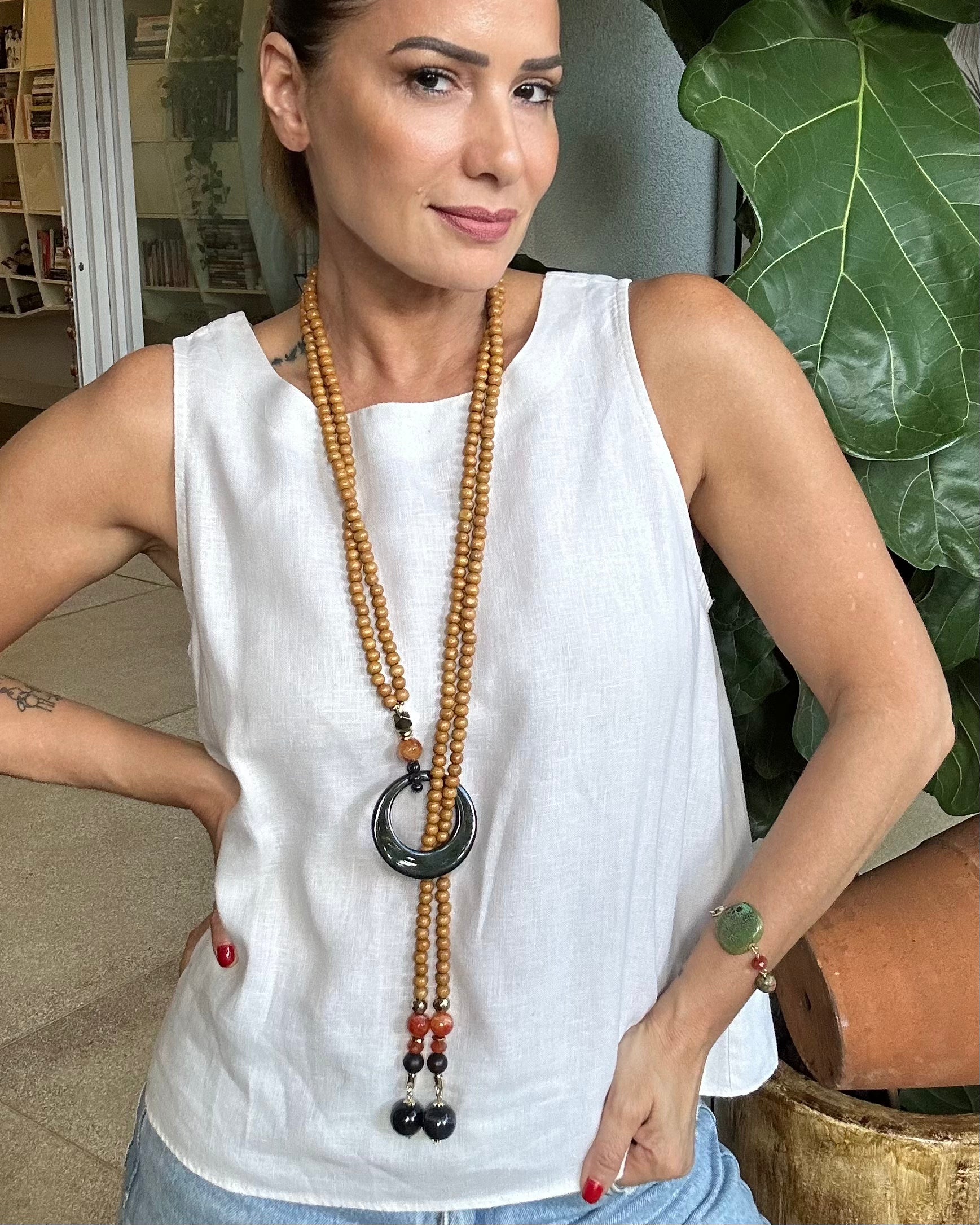 Colar Mavie fio longo argola e esferas de Ágata preta, esferas de madeira certificadas e metais banhados em ouro