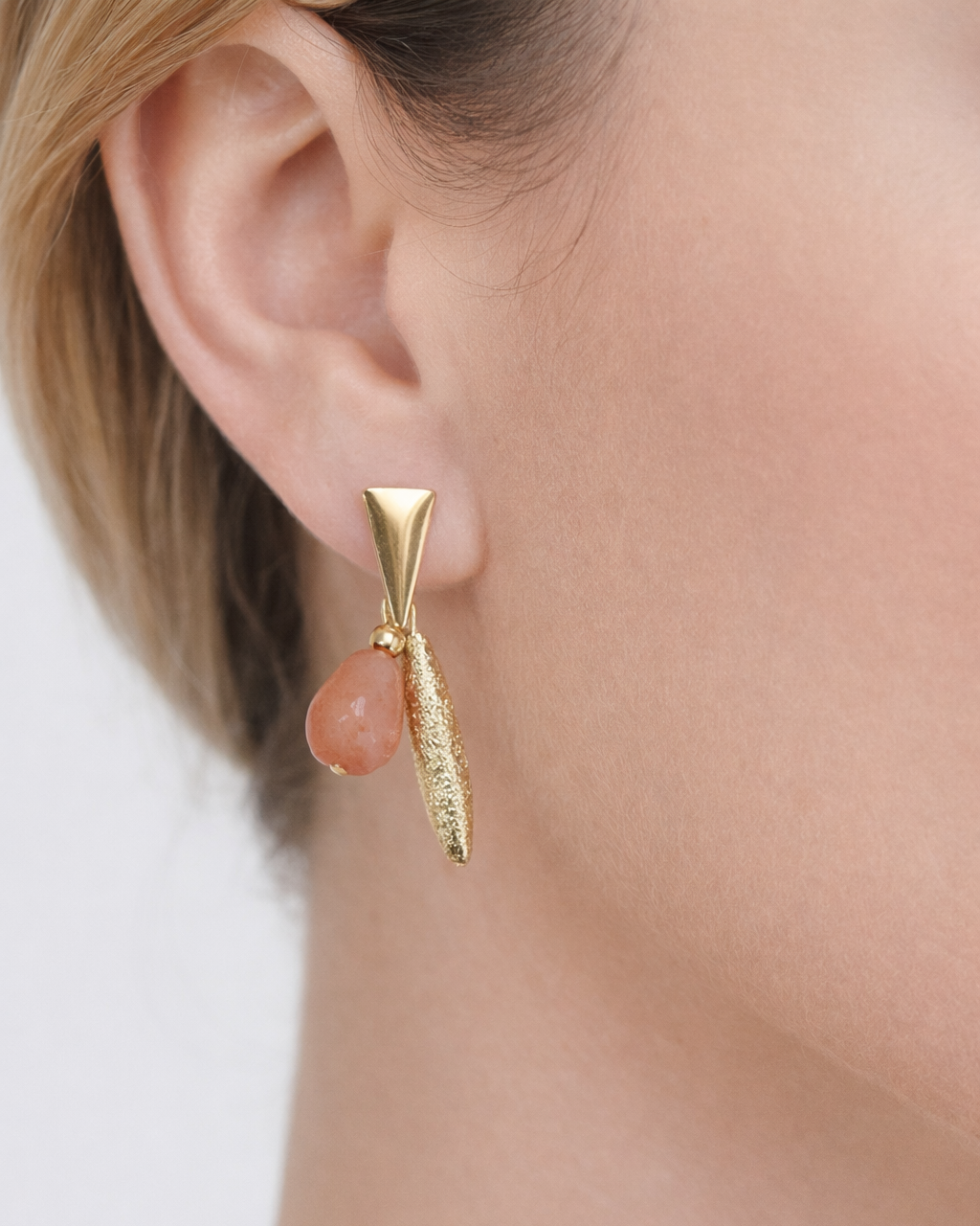Brinco Lacy gota de Jade Salmão e metais banhados em ouro