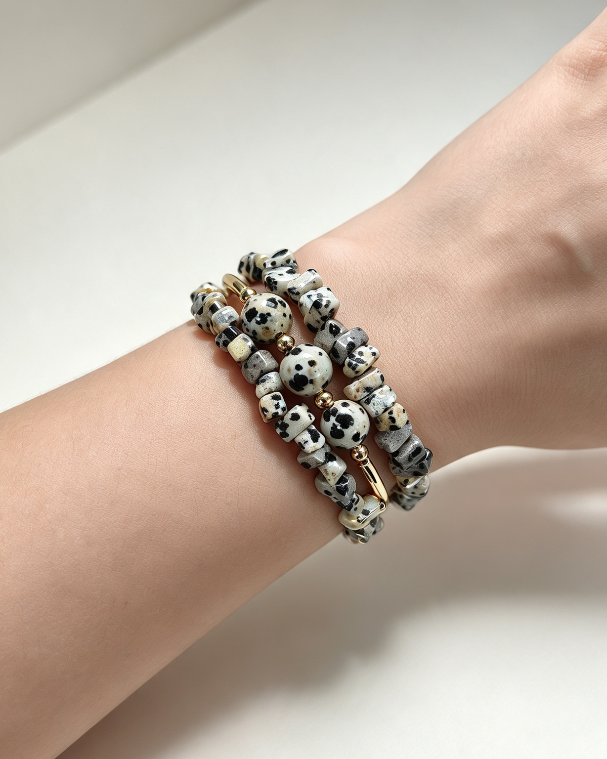Bracelete Maira esfera de Jaspe Dalmata, Hematitas e metais banhados em ouro 1