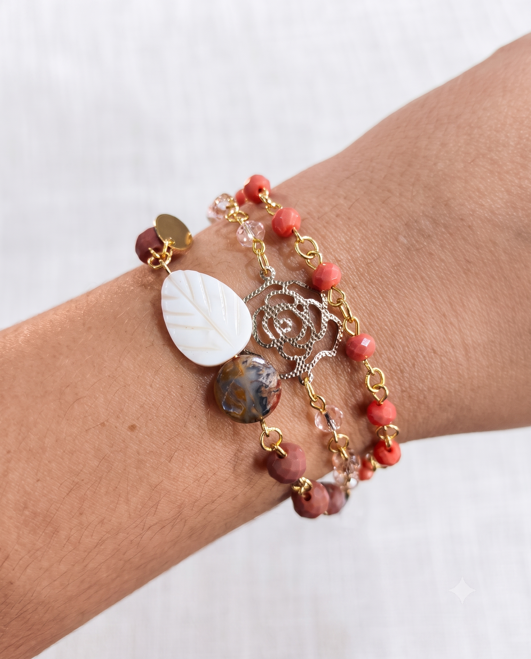 Pulseira Quinn mix de cristais, Flores de metais e metais banhados em ouro 1