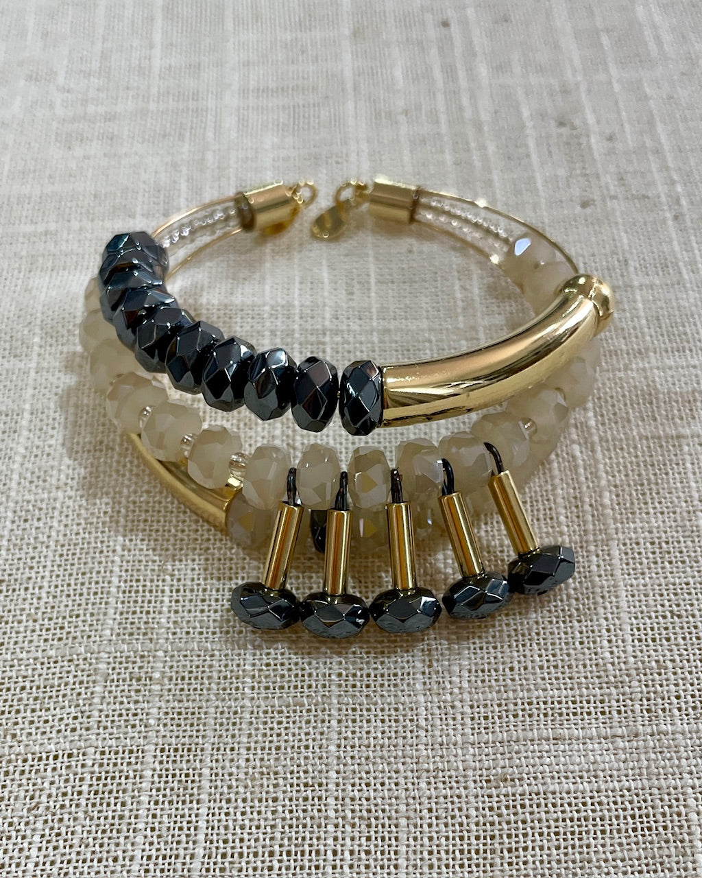 Bracelete Sahar  cristais, Hematitas e metais banhados em ouro e grafite 2