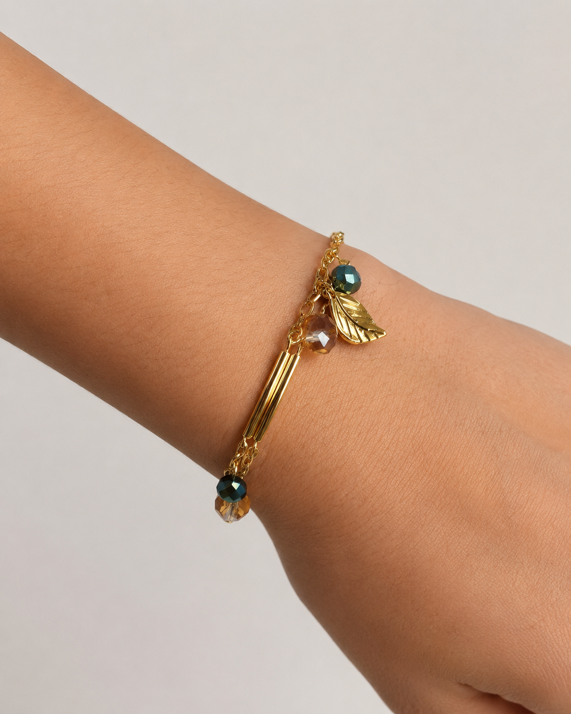 Pulseira Summer cristais, pingente de folha  e metais banhados em ouro 1