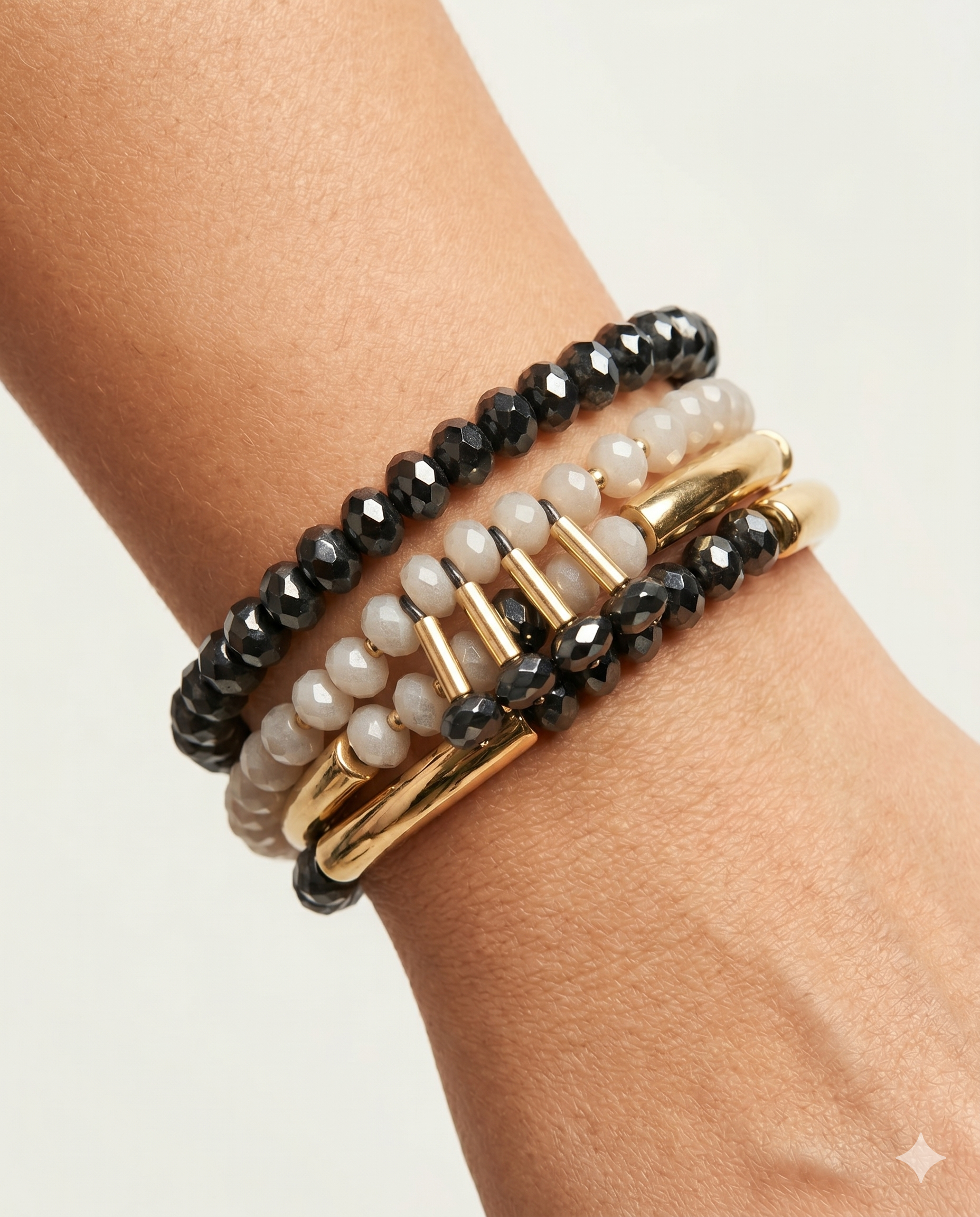 Bracelete Sahar  cristais, Hematitas e metais banhados em ouro e grafite
