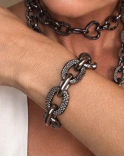Pulseira Pulso corrente texturizada de alumínio anodizada e metais banhados em grafite