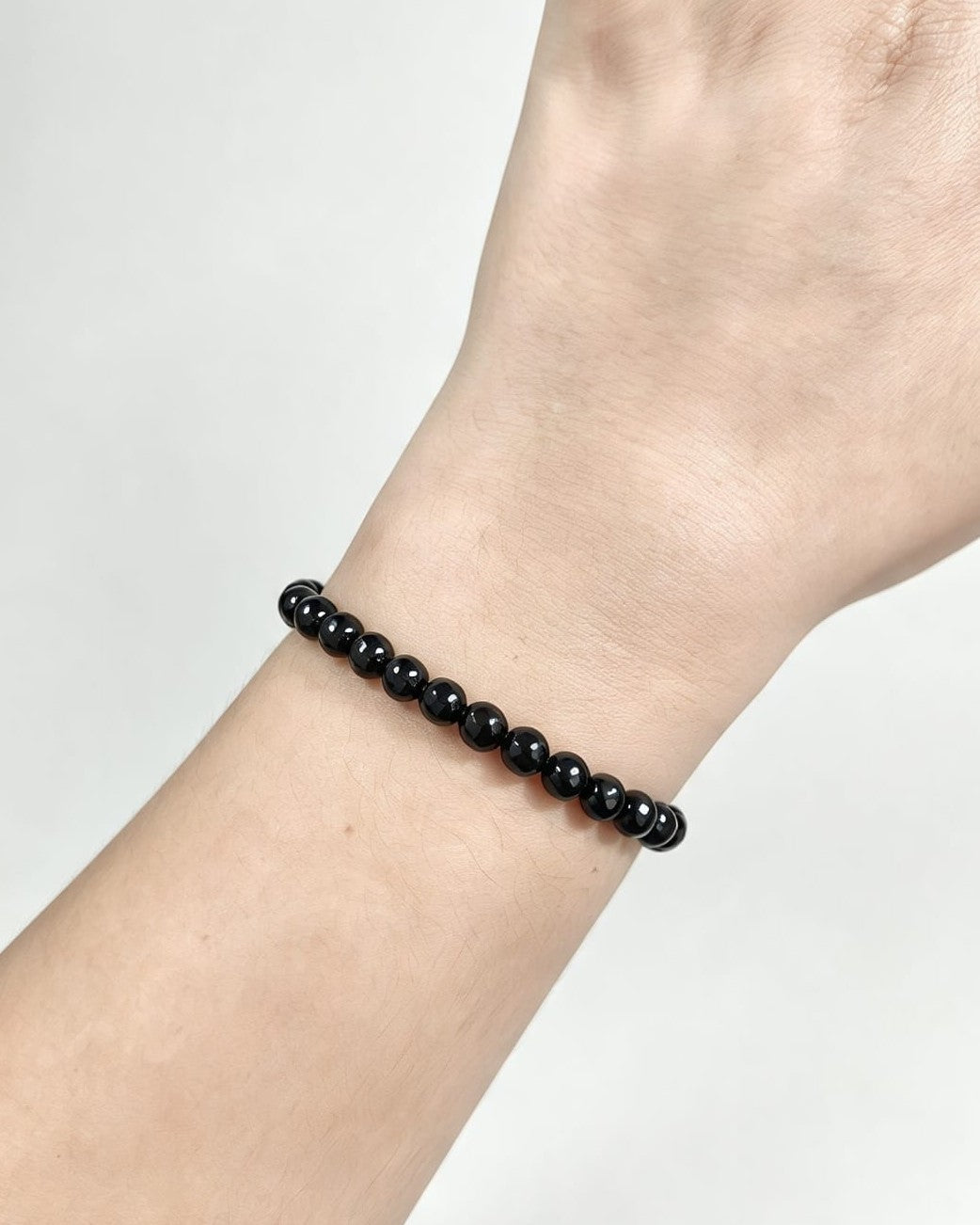 Pulseira Dandara pedras Ônix 6mm  e metais banhados em ouro