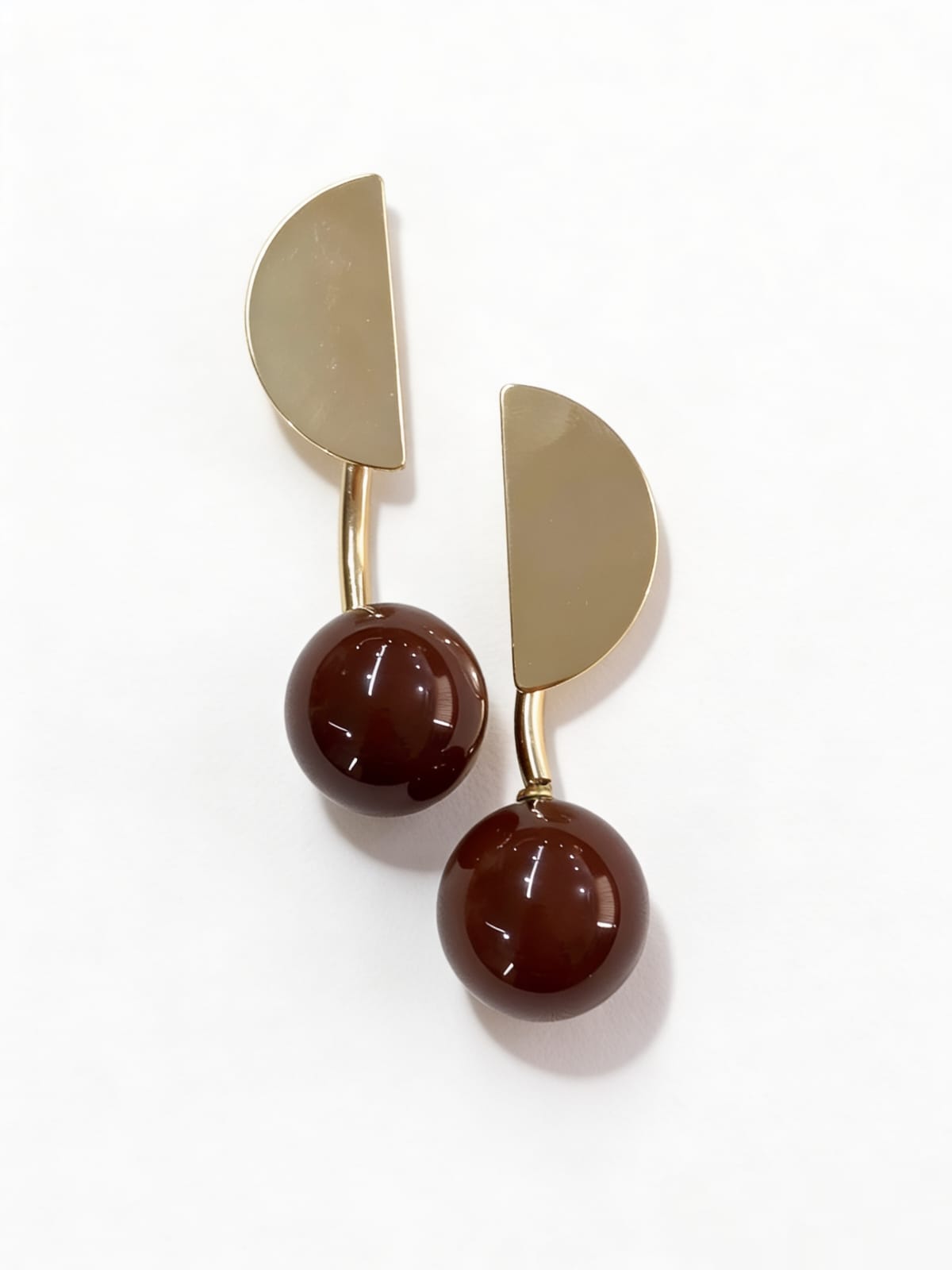 Brinco Keona esfera de Ágata e metais banhados em ouro 2