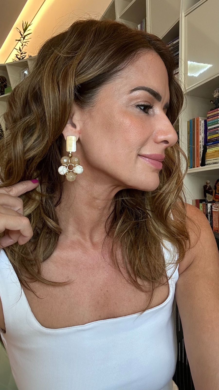 Brinco Presença pedras Rutilo dourado, Howlita branca, banhado em ouro 2