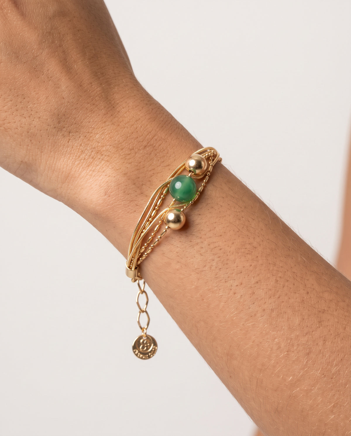 Pulseira Dalva camadas esfera pedra Ágata e metais banhados em ouro
